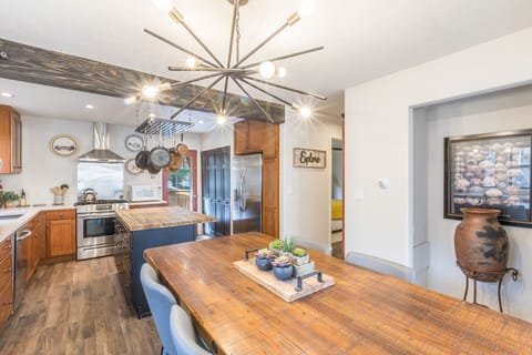Open and Modern Kitchen / Dining Room Area