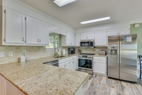 Fully Stocked Kitchen (2)