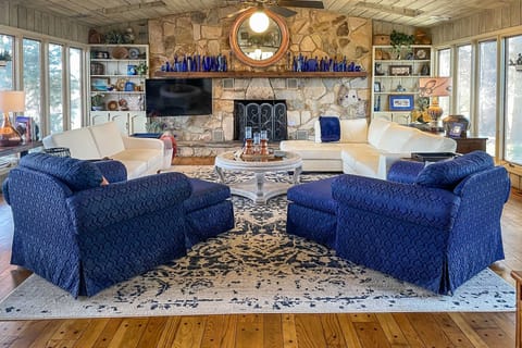 Dobson Vacation Rental | 3BR | 2BA | 2,400 Sq Ft | 1 Exterior Step Required