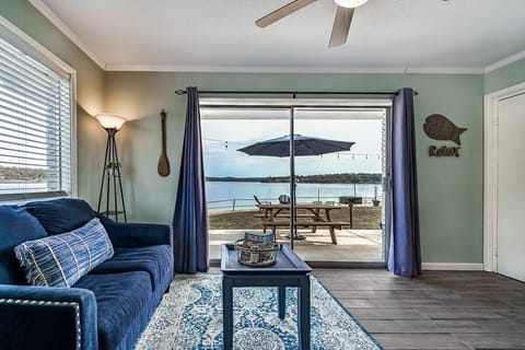 Deluxe Studio, 2 Double Beds, Pool Access, Lake View | Living area