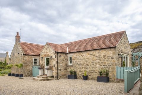 3 Mill Cottages, Ravensworth: In the peaceful village of Ravensworth, 4.5 miles north of the popular historic market town of Richmond