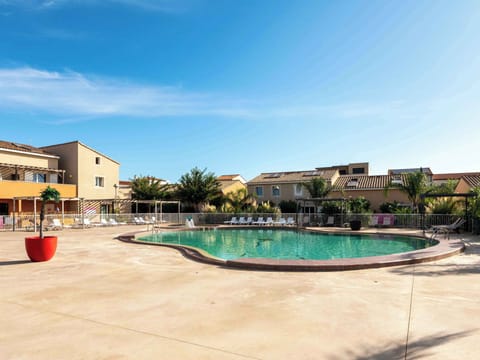 Make the most of relaxation poolside.