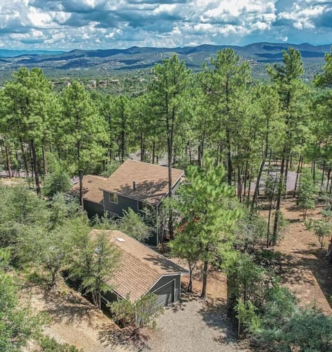 Wilderness Retreat with an abundance of wildlife, 3 decks with amazing views and 3 bathrooms!   Dog friendly. 