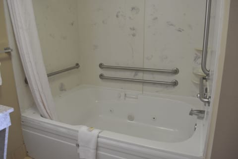 Combined shower/tub, free toiletries, hair dryer, slippers