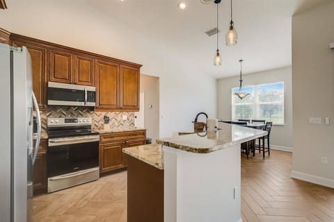 fully stocked kitchen to enjoy eating in