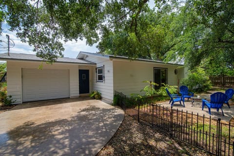 Welcome to Island Charmer, the quietest spot on the island.