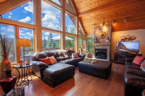 House, Multiple Beds, Hot Tub, Mountain View | Living area | Fireplace