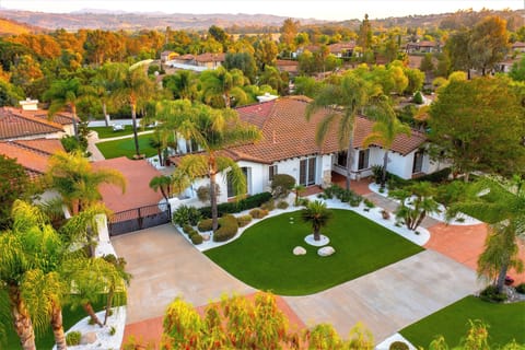 Welcome to the Grand Lux Vacation Villa !
