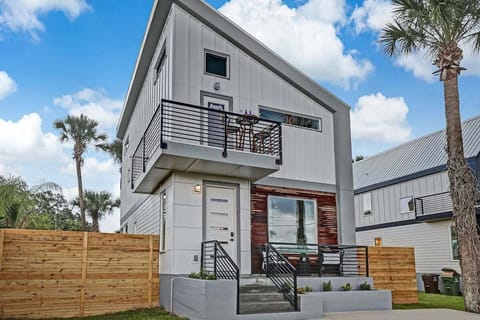 Contemporary, architectural magnificence located in the heart of the eclectic Lincolnville neighborhood in Downtown St. Augustine