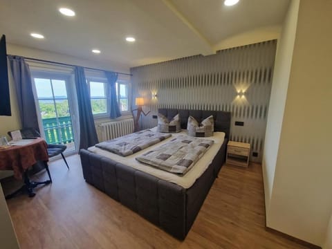 Classic Double Room, Private Bathroom (Balkon/Erker) | Individually decorated, individually furnished, free WiFi, bed sheets