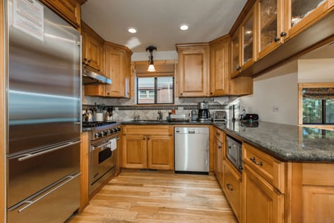 Granite Countertops & Viking Gas Oven