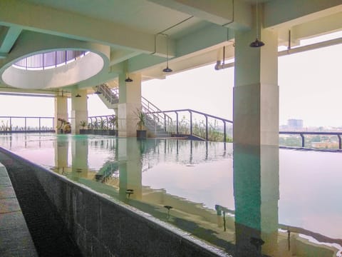 Indoor/outdoor pool