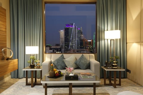 Executive Suite | Premium bedding, pillowtop beds, minibar, in-room safe