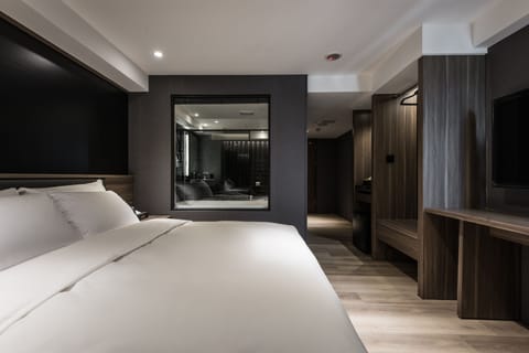Superior Queen Room | Down comforters, free minibar, blackout drapes, soundproofing