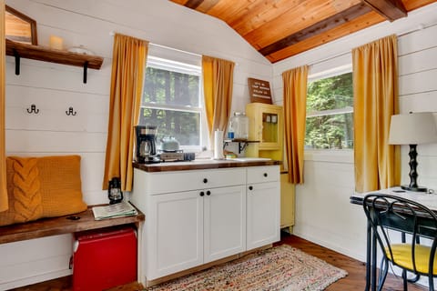 Step into an enchanting world of rustic charm and delightful details! Our adorable kitchenette, complete with a cozy bench, vintage cooler, and charming table, is a recipe for memorable moments. 