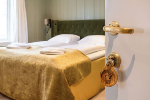Suite (Historierom) | Desk, WiFi (free), bed sheets