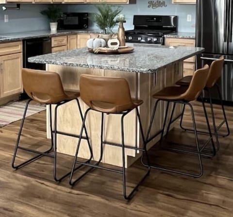 Counter barstool seating for 4