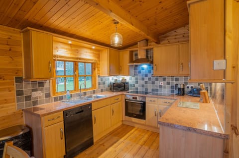 Deerwalk Well Equipped Kitchen with oven, dishwasher, hob, kettle, toaster and microwave