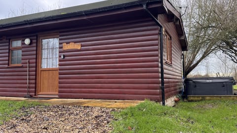 Duckling cabin with private parking space to the front
