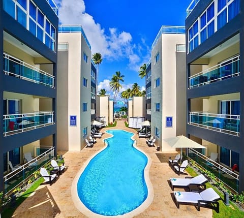Walking along the big pool you arrive at the Caribbean beach in 1 min. 