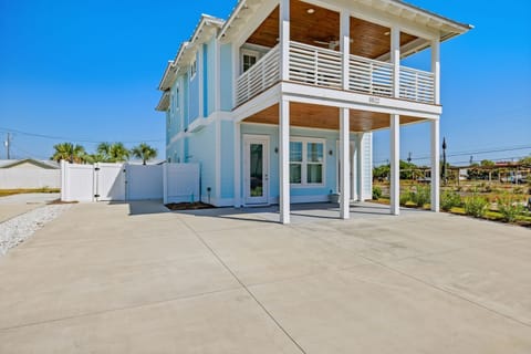 Private Home: 4 Bedrooms, 3.5 baths: sleeps 12 - across from the beach, a short walk to the sand.