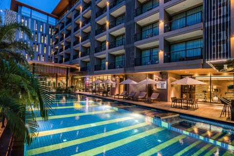 Outdoor pool, pool umbrellas, sun loungers