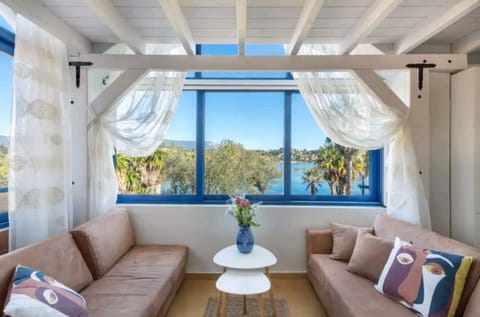 Luxury Apartment, 2 Bedrooms, Sea View | Living room | 32-inch Smart TV with satellite channels, TV, Netflix