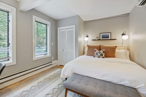 Bedroom 1- King Bed (ground floor)