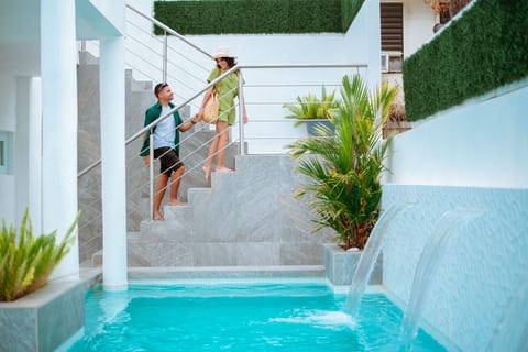 2 outdoor pools