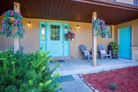 The trademark front entrance welcomes Mitten guests!