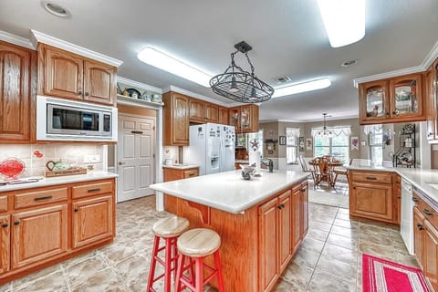 Fully equipped kitchen to cook a delicious meal for the whole family.