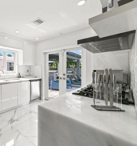 Explore the trendsetting elegance of our kitchen and dining space.