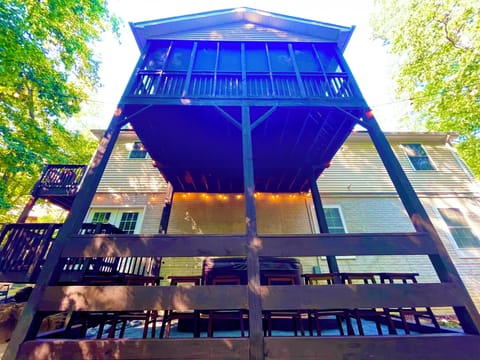 Back of the Ravine. Hot tub, bar sitting for 8 guests, fire pit &12ft Trampoline