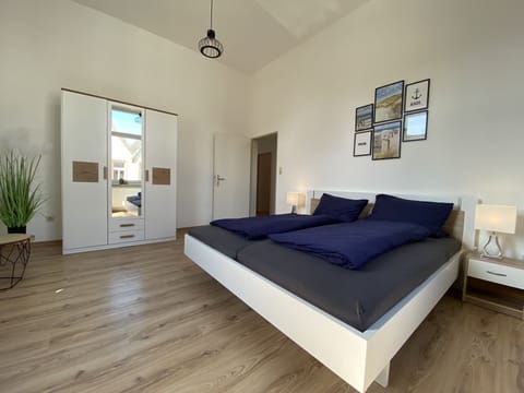 Großes Schlafzimmer mit 1.80x2.00m Bett