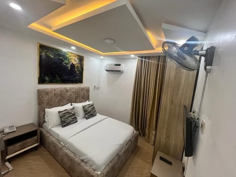 Classic Single Room, 1 Twin Bed | Bathroom | Combined shower/tub, rainfall showerhead, free toiletries, towels