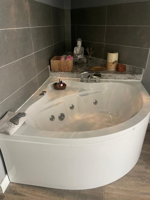 Honeymoon Double Room | Bathroom | Hair dryer, towels, soap, shampoo