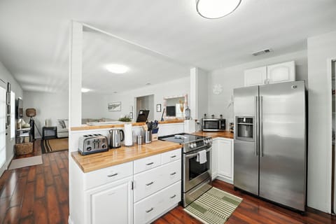 This kitchen has all you need to cook a light meal or your Thanksgiving feast! 