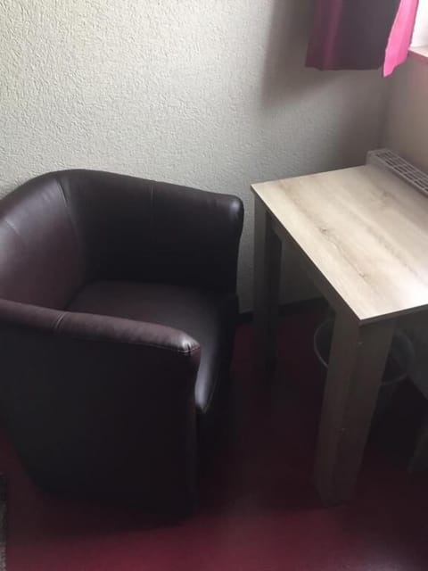 Basic Single Room | Desk, free WiFi, bed sheets