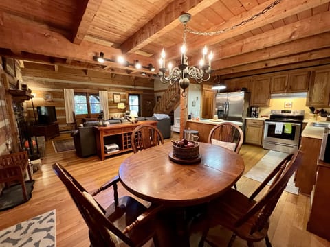 Hounds Retreat Dinning room table