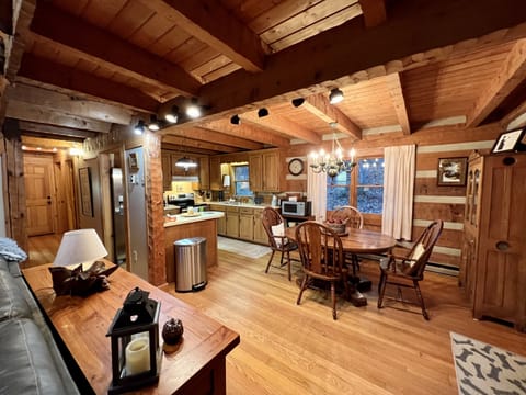 Hounds Retreat Kitchen and Dinning room table