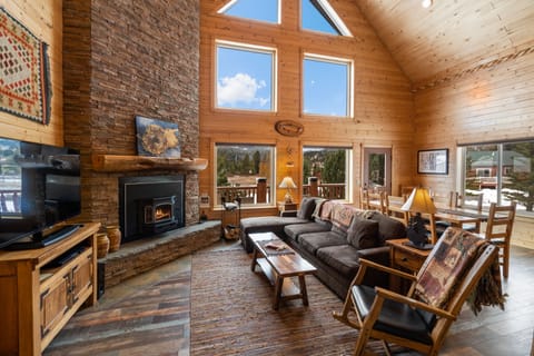 Cabin | Living room | 49-inch LED TV with satellite channels, TV, fireplace