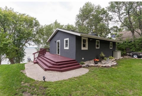 Hy-Vista Hills family friendly cabin retreat with free-parking in private drive.