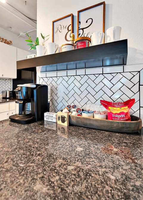 Coffee or tea? Why not both?! Sip a wide variety of K-cup pods, teas, hot chocolate and drip coffee, or waltz over next door to Fabled Bookshop and Cafe for some morning Joe.