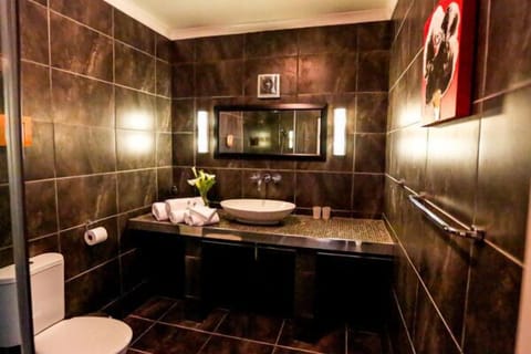Strelitzia Luxury Suite | Bathroom | Shower, free toiletries, hair dryer, towels