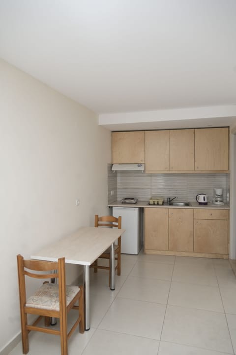Standard Studio, Multiple Beds, Garden View | Private kitchen | Mini-fridge, stovetop, toaster, dining tables