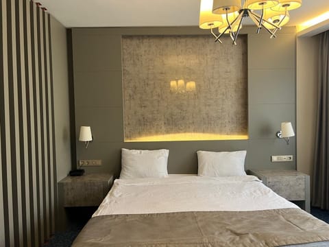 Deluxe Room | Minibar, in-room safe, blackout drapes, iron/ironing board