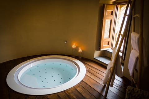 Presidential Suite | Bathroom | Free toiletries, hair dryer, bathrobes, slippers