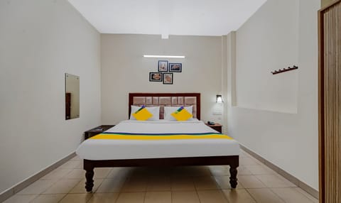 Standard Room | Desk, iron/ironing board