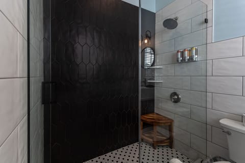 Deluxe King Room #8 | Bathroom | Shower, free toiletries, hair dryer, towels