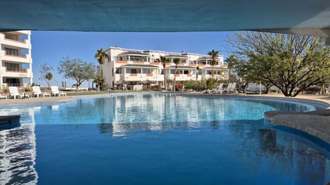 Swim up bar